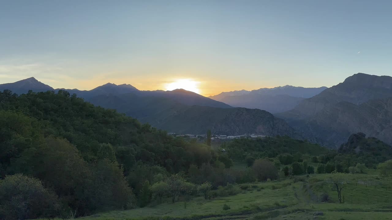 太阳落在山脉后面的视频视频素材