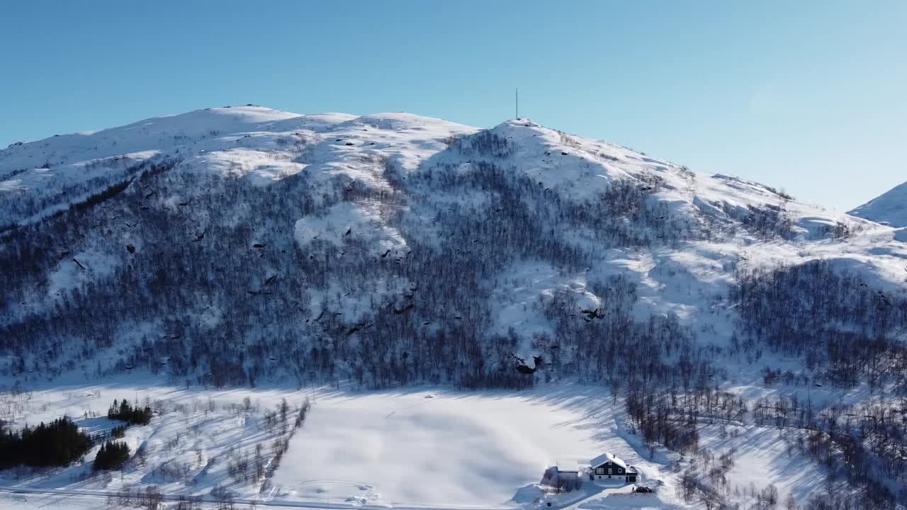 挪威山脉之间结冰湖泊的全景视频视频下载