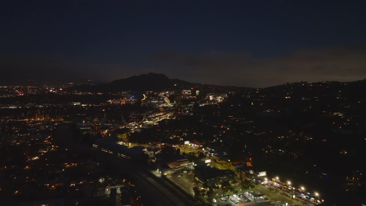 向前飞在夜晚的城市。城市街区灯火通明的街道和林荫大道。洛杉矶，加利福尼亚，美国视频素材