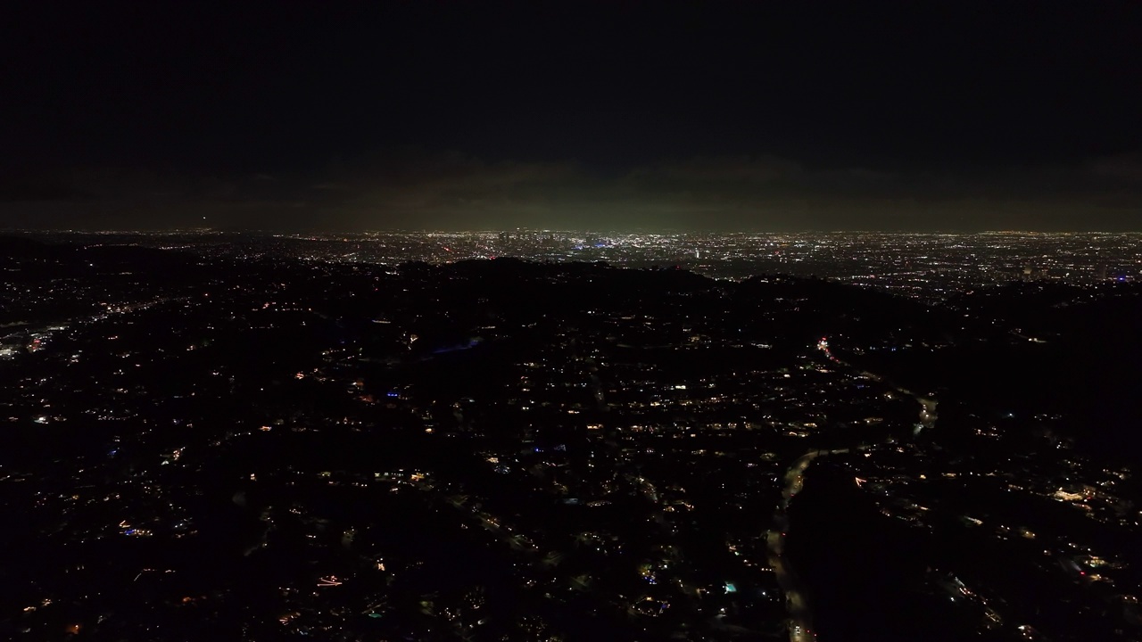 夜间大都市的航拍全景镜头。远处的城市灯火辉煌。洛杉矶，加利福尼亚，美国视频素材