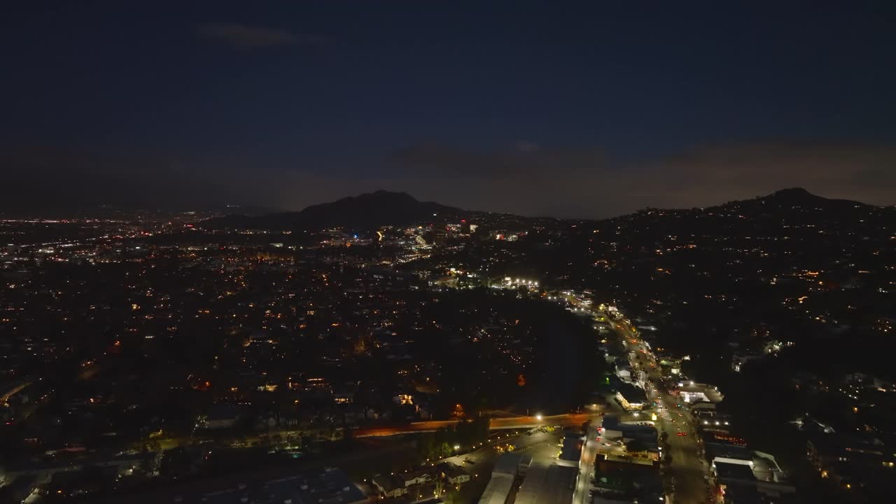 晚上在城市上空飞行。城市居住区和照明街道。洛杉矶，加利福尼亚，美国视频素材