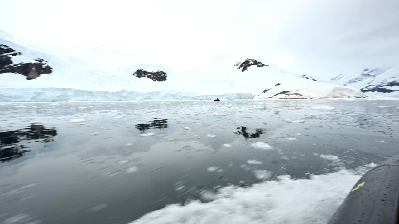 乘坐快艇在南极洲的冰水中巡游视频素材