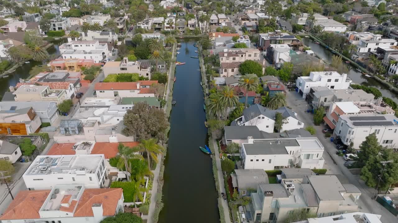 在热带目的地的住宅郊区，沿着著名的威尼斯运河的豪华家庭住宅向后展示。洛杉矶，加利福尼亚，美国视频素材