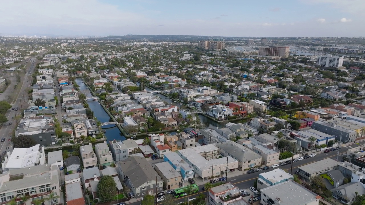 航拍全景镜头的威尼斯自治区与著名的历史水渠。大都市的城市住宅区。洛杉矶，加利福尼亚，美国视频素材