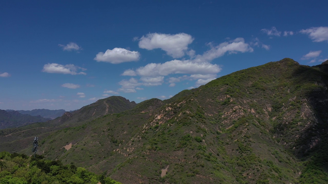 春天阳光明媚的日子里的群山。视频素材