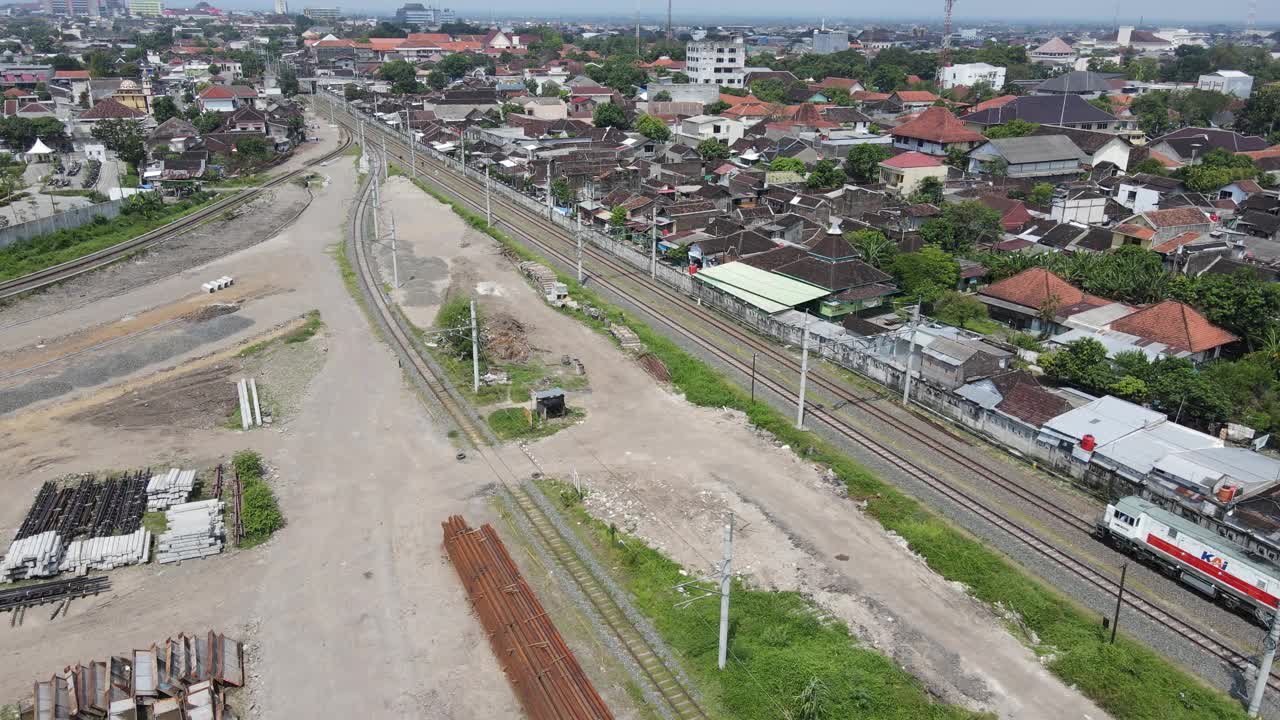 鸟瞰图:在印尼的苏拉塔，石油列车经过Solo Balapan站附近的铁路。视频素材