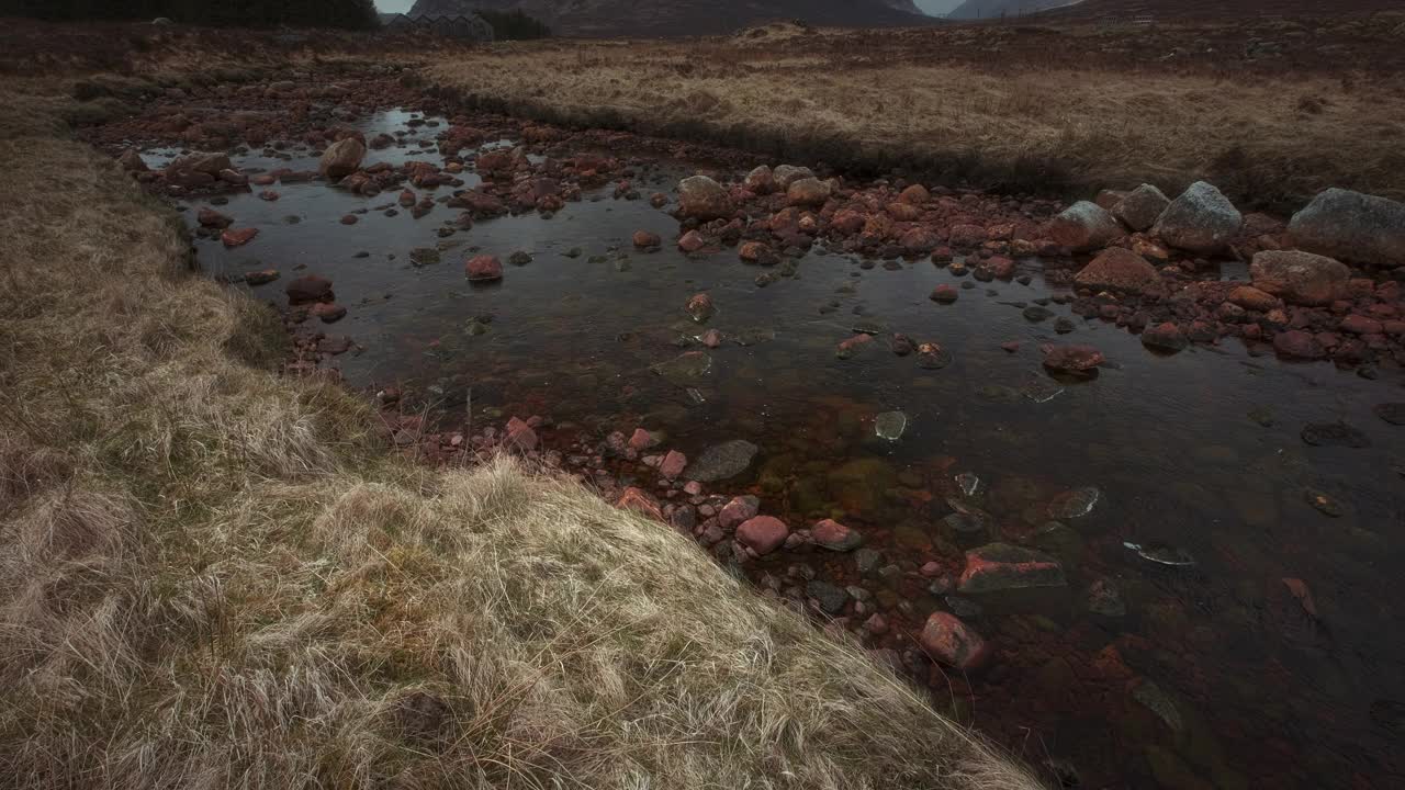 布阿查利山的4k镜头和前景中的岩石科河视频下载