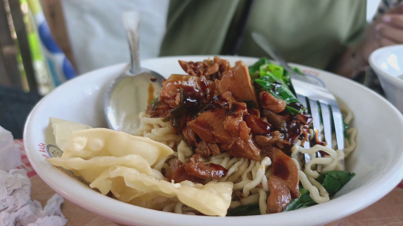 鸡肉面配蔬菜和干饺子。视频素材