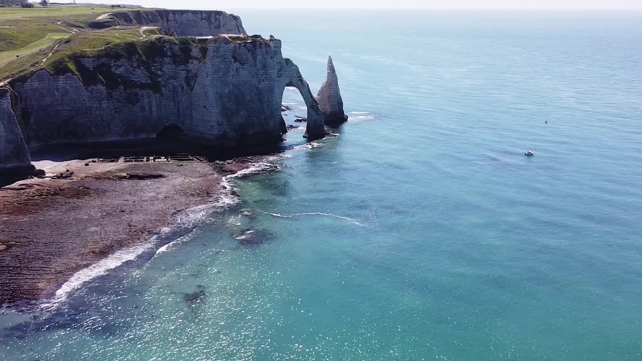 白天，海浪的泡沫冲击着岩石海岸和大悬崖视频素材