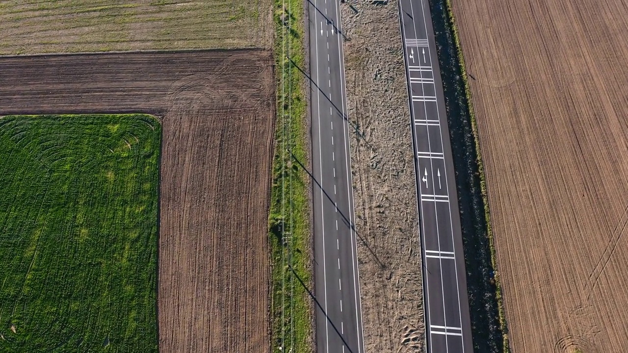 从空中俯瞰被农田包围的道路视频素材