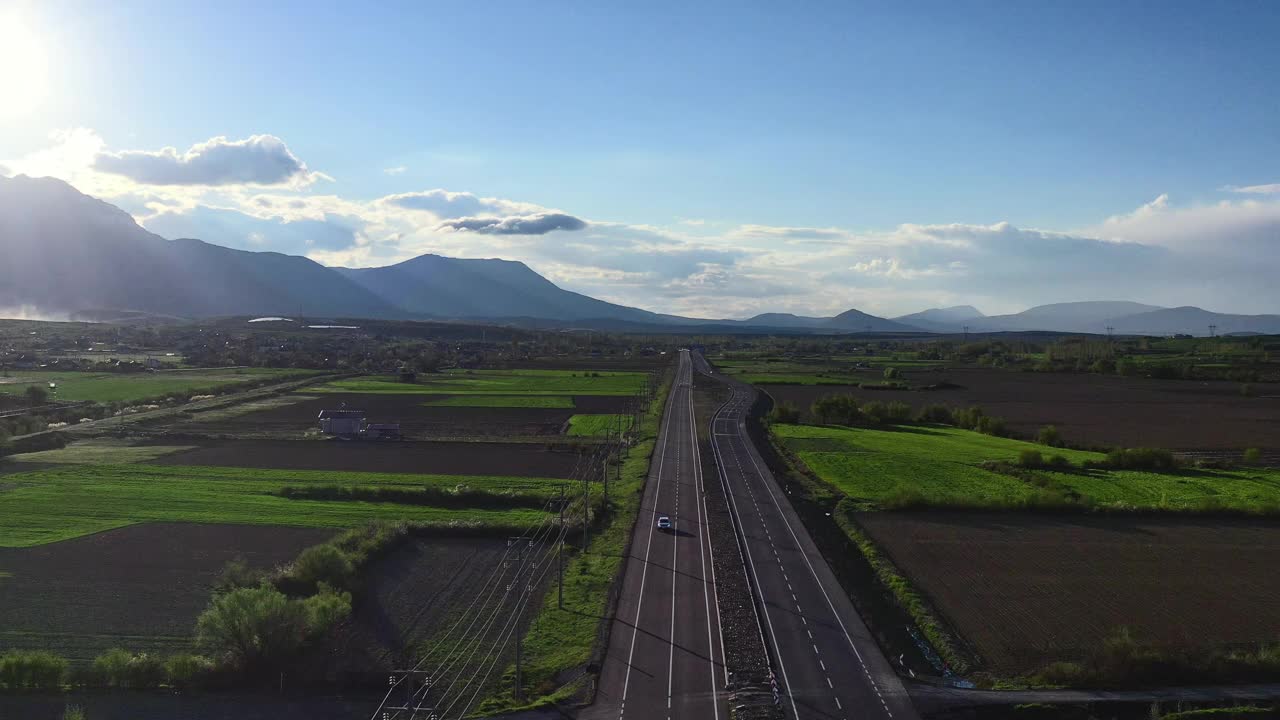 道路被农田包围的鸟瞰图视频素材