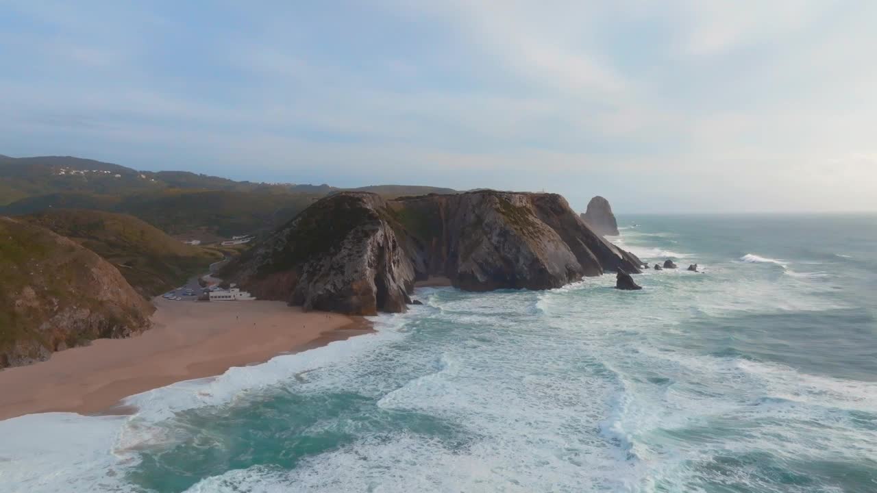 令人惊叹的鸟瞰图阿德拉加海滩:强大的海浪和风景云在葡萄牙视频下载