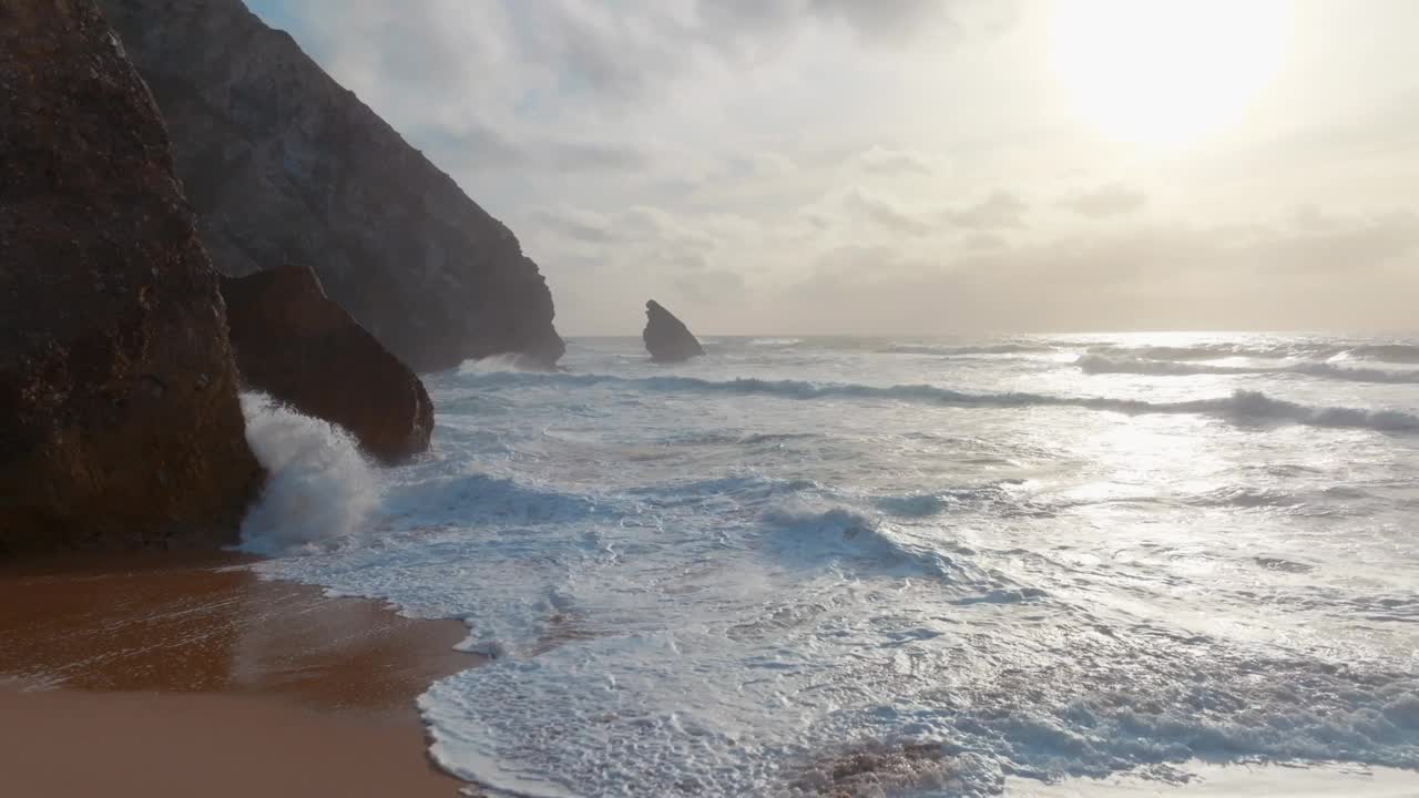 令人印象深刻的海浪冲击悬崖在葡萄牙，当阳光明媚，反映在大西洋上视频下载