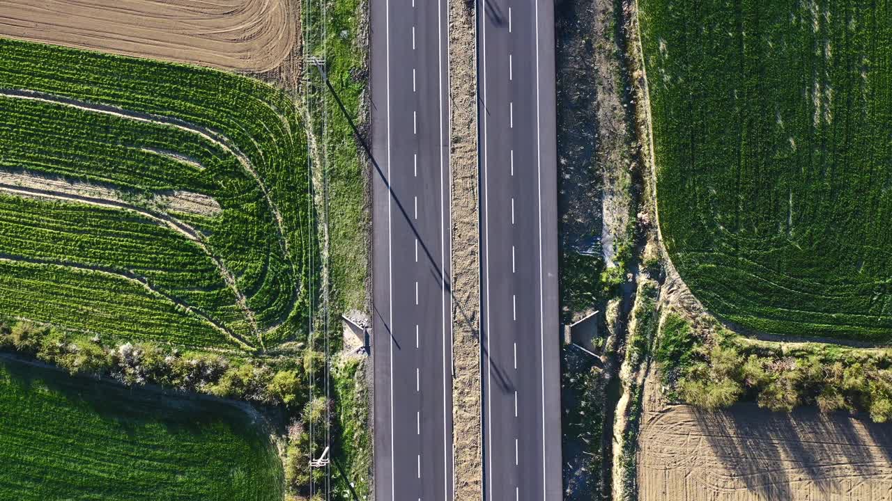 从空中俯瞰被农田包围的道路视频素材