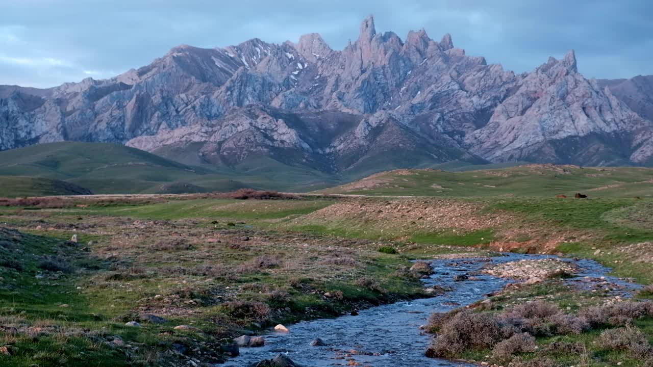 哈萨克斯坦美丽的山地景观。在卡拉托山脊上的克林谢克斯托山脉的尖石峰和一条带有淡水的小溪视频素材