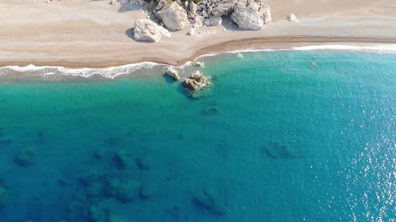 从海上到陆地的鸟瞰图视频下载