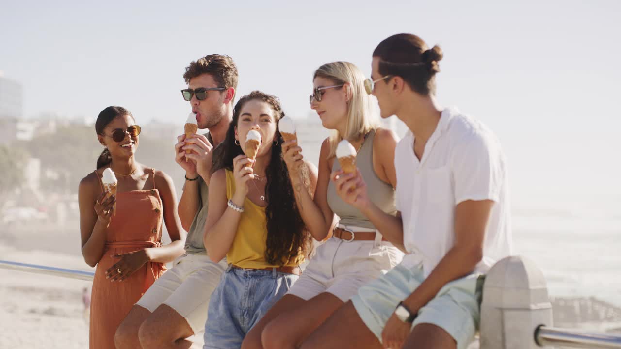 一群朋友，冰淇淋和夏天在海滩边快乐，聊天和吃蛋筒户外。男人和女人笑，冰淇淋和甜点和多样性的旅行冒险，假期或度假视频素材