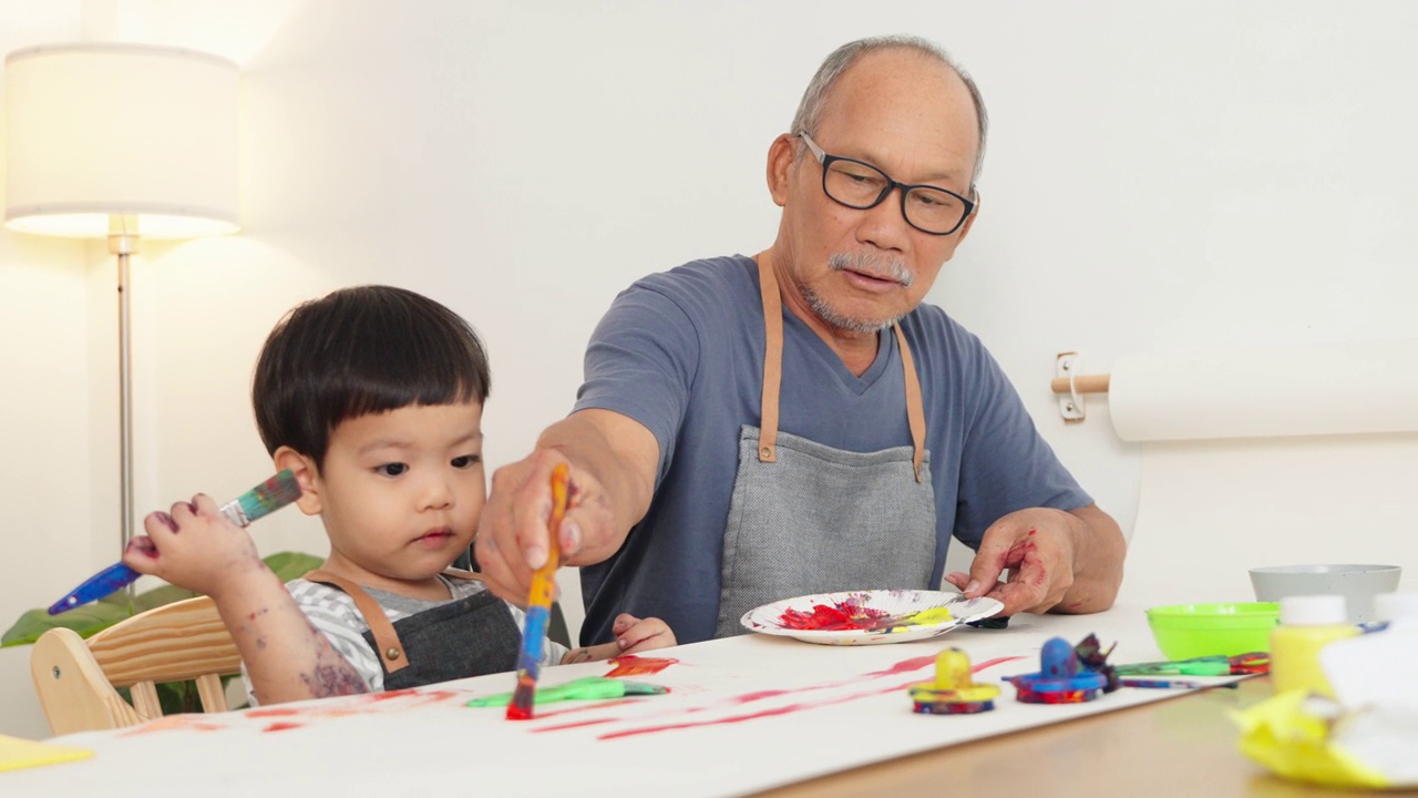 亚洲老人和小男孩在画画视频素材