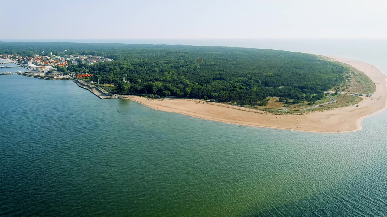 假期在波兰-夏天鸟瞰海滩在海尔半岛视频素材