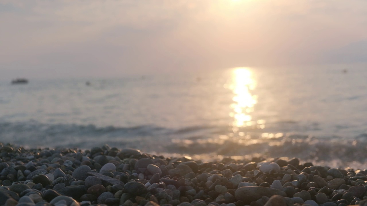 海边的石头黄昏，夏日的夕阳。视频素材