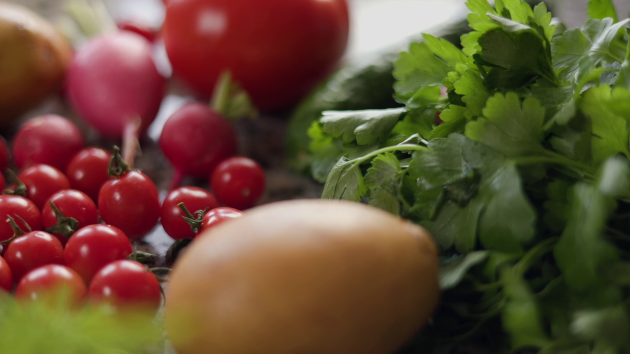 新鲜的有机蔬菜。番茄和黄瓜，生菜和欧芹，土豆和莳萝。健康美味的食物。在厨房用新鲜的食材烹饪视频素材