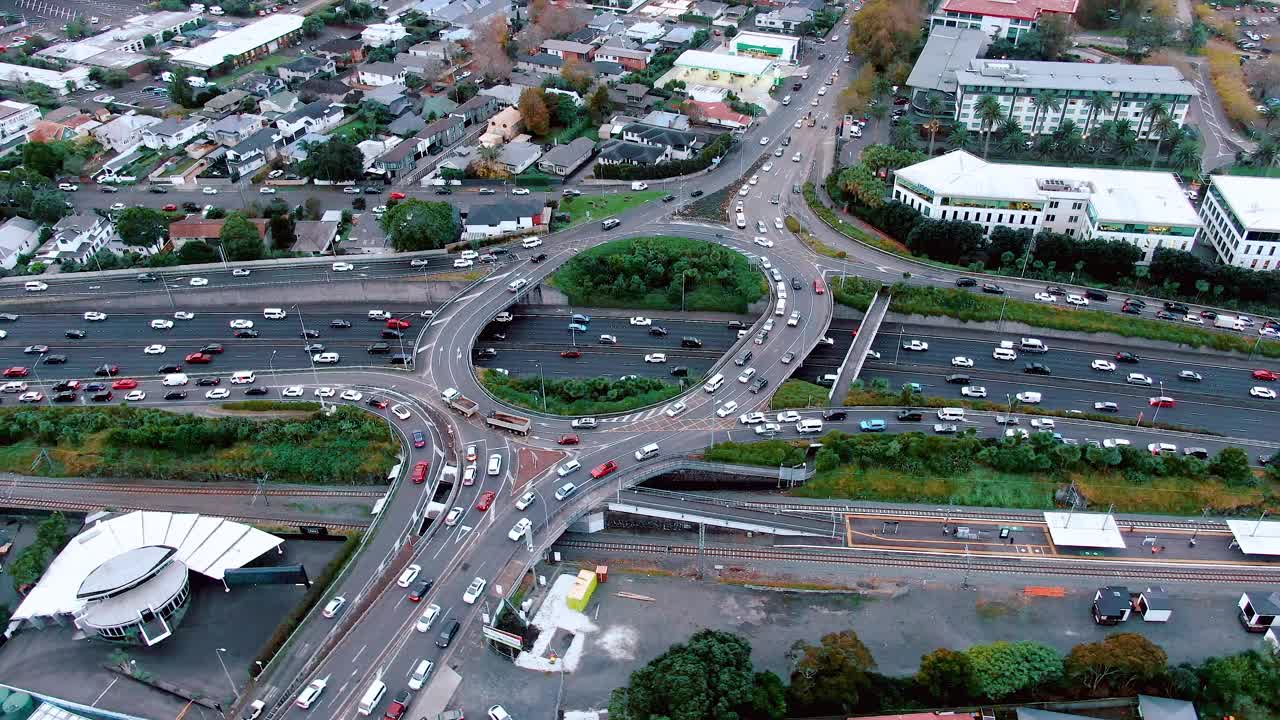 环岛和高速公路拥挤视频素材