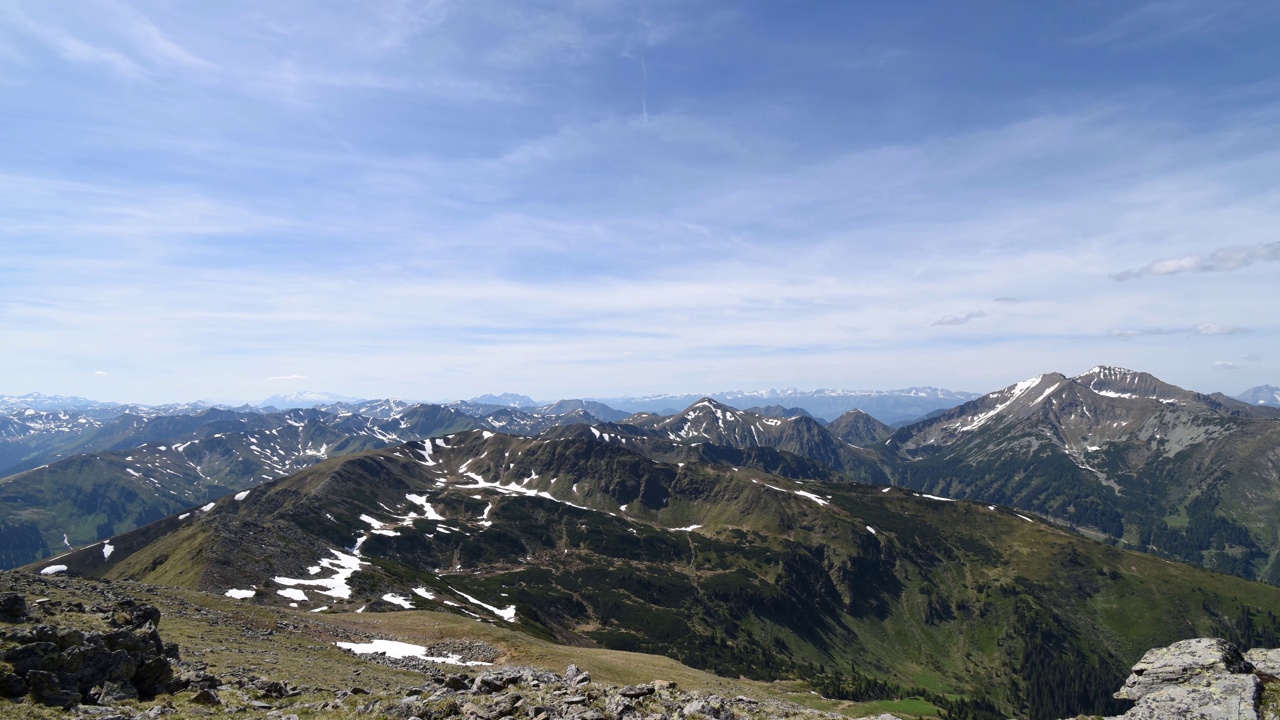 在靠近Hohentauern的Bruderkogel拍摄的时间照片，可以看到Großen Bösenstein, lower Tauern, Dachstein和Totes Gebirge, Styria视频素材