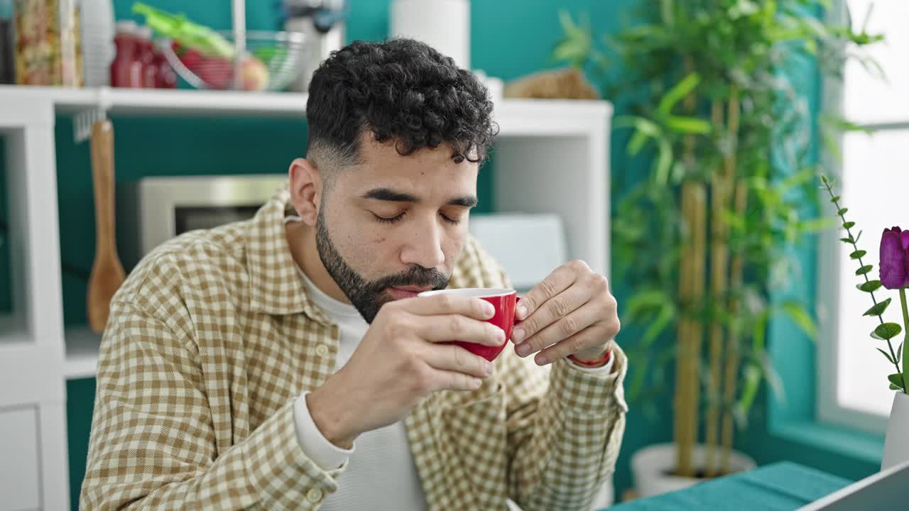 年轻的西班牙人坐在餐厅的桌子上喝咖啡视频素材