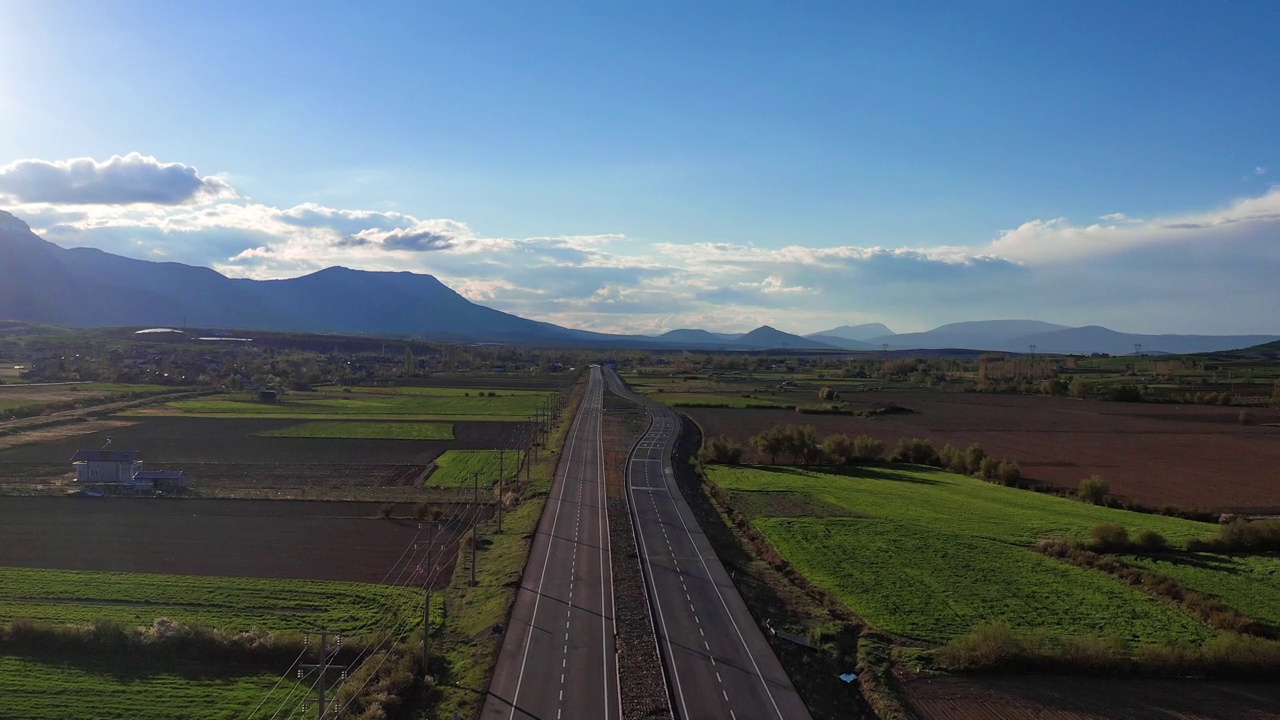 道路被农田包围的鸟瞰图视频素材