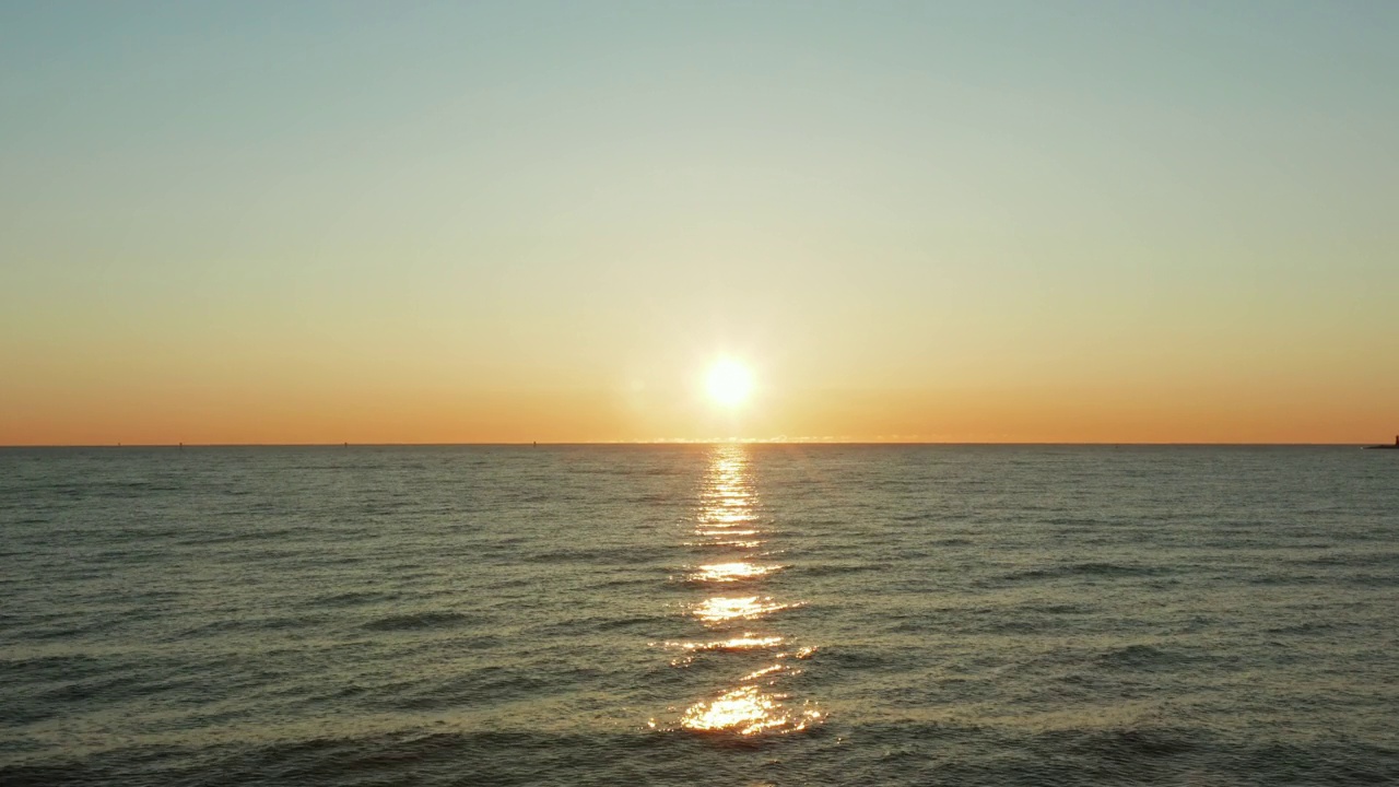 美丽的海景与日出和雾在水上。视频素材