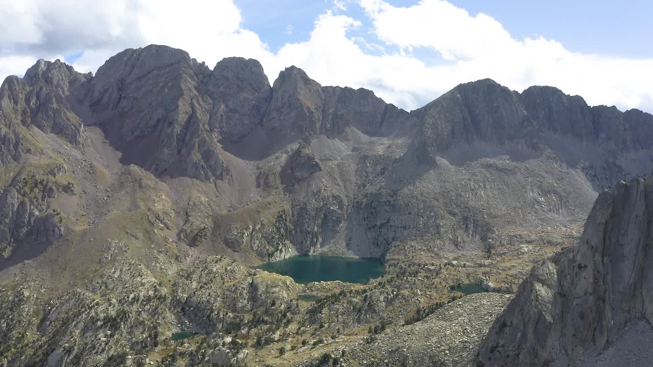 夏季比利牛斯山脉鸟瞰图视频素材