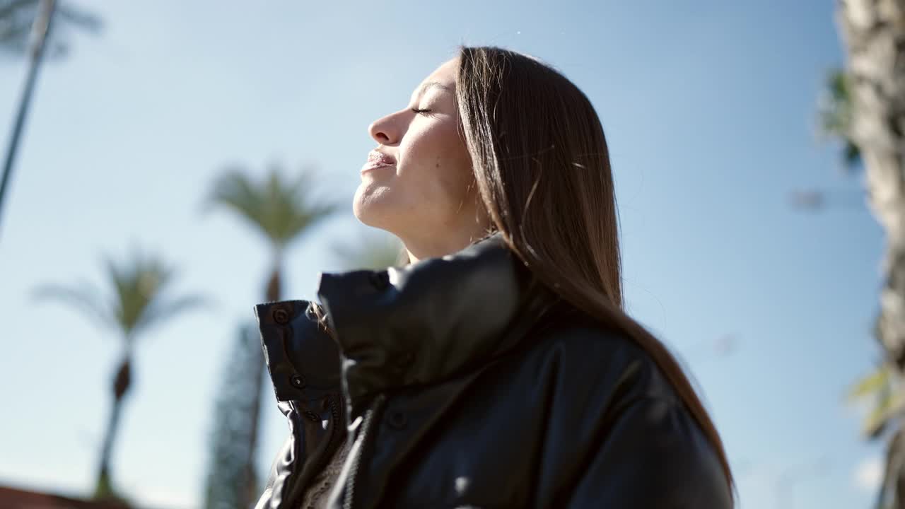 年轻美丽的西班牙女人闭着眼睛在街上呼吸视频素材