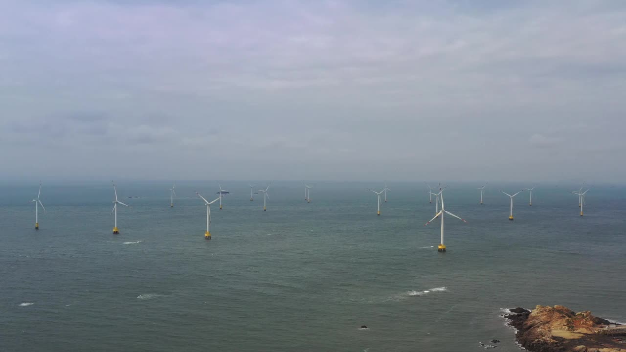 海上风力发电场鸟瞰图视频素材