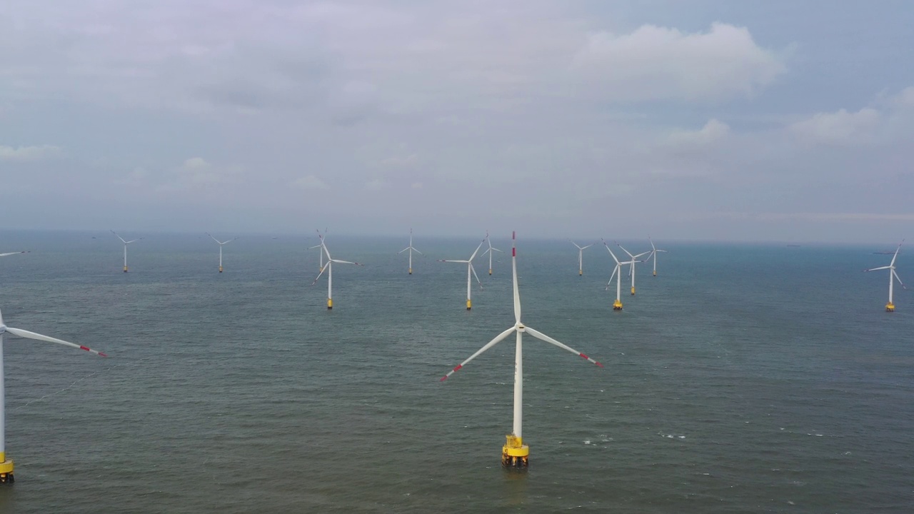 海上风力发电场鸟瞰图视频素材