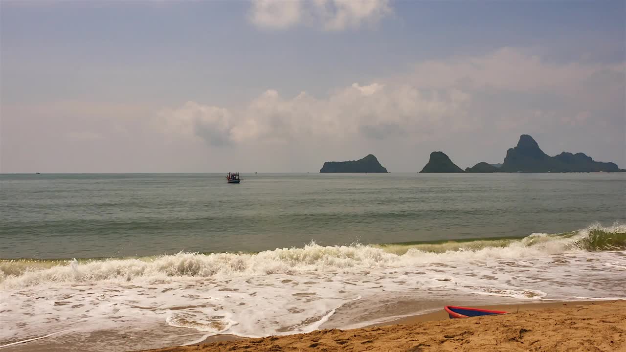 金色的海滩遇见深蓝色的海水和泡沫的波浪视频素材