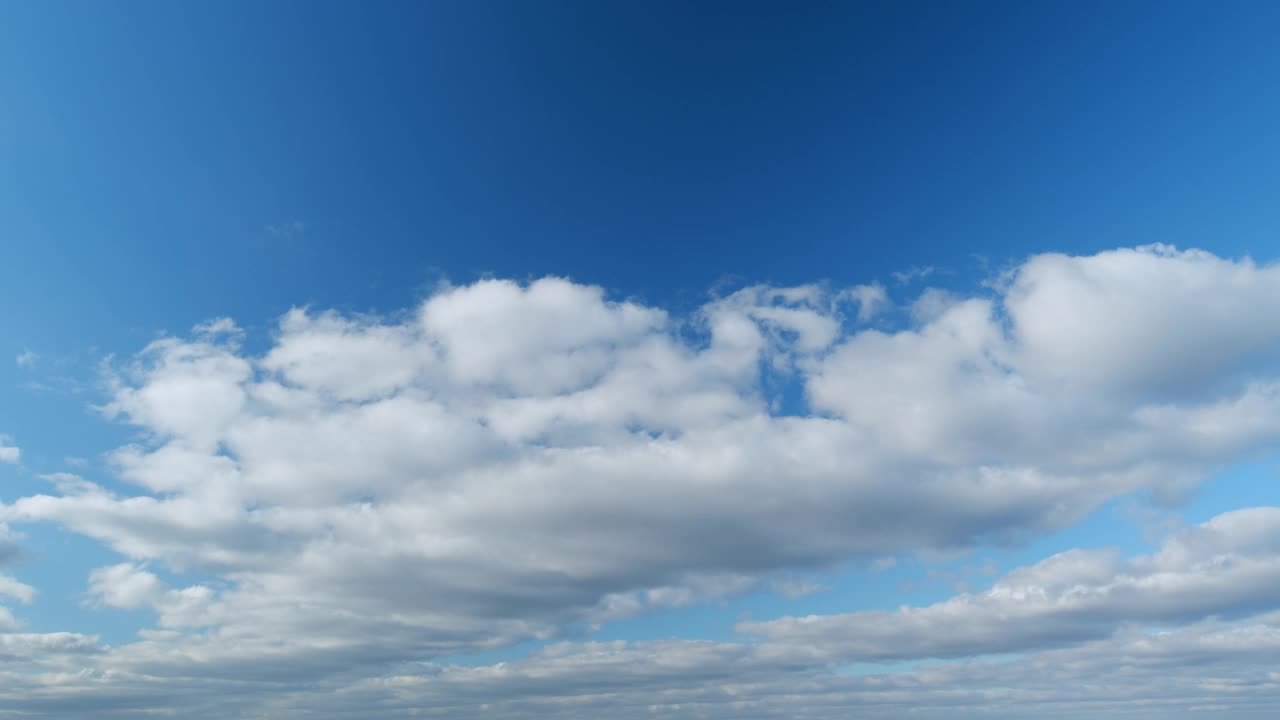 暴风雨后的天空。雄伟壮观的蓝天与层积云。间隔拍摄。视频素材