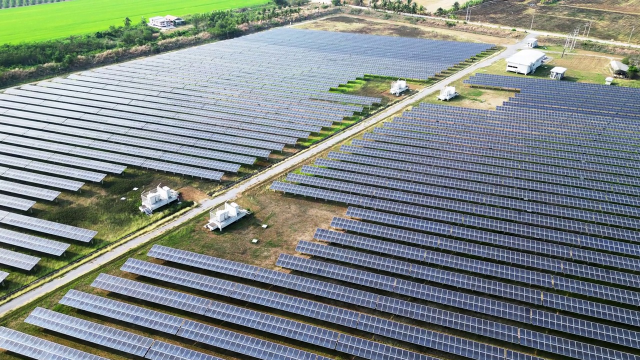 太阳能电池农场鸟瞰图;可再生能源，太阳能视频素材