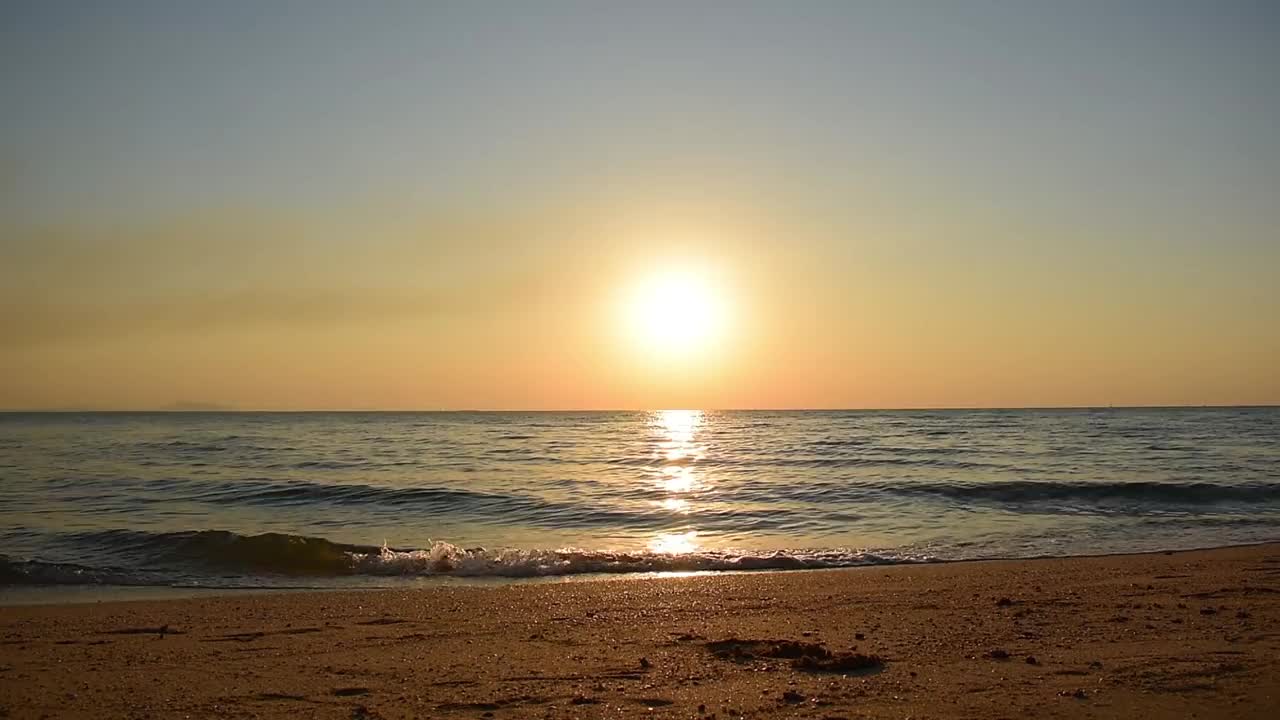 美丽的风景，在海边看日落的暑假视频素材