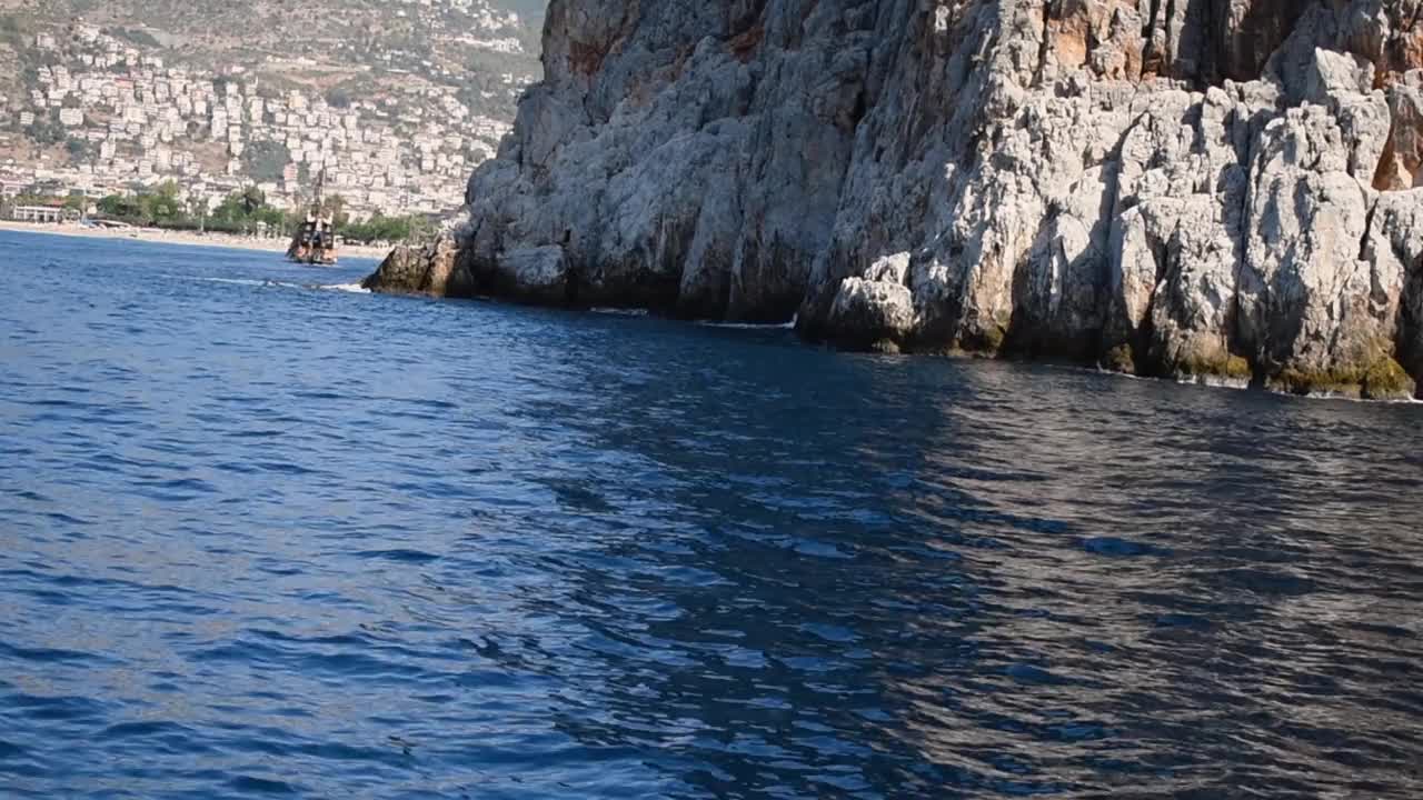 以土耳其阿拉尼亚海岸线为背景的迪尔瓦尔纳布努附近地中海的运动。视频12秒视频素材