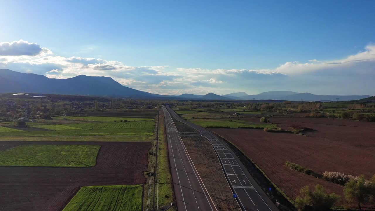 道路被农田包围的鸟瞰图视频素材