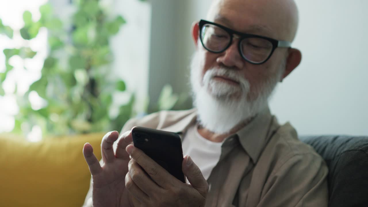 老人独自在家用手机上网视频素材