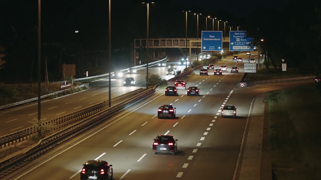 夜晚，在德国科隆繁忙的高速公路上，一群车辆疾驰而过视频素材