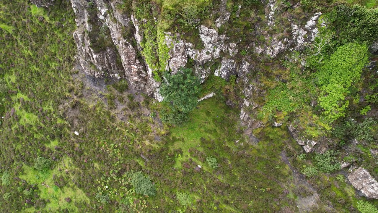 山羊骑马，梅纳·苏拉马奇，苏格兰斯凯岛上的Trotternish峰顶，视频下载