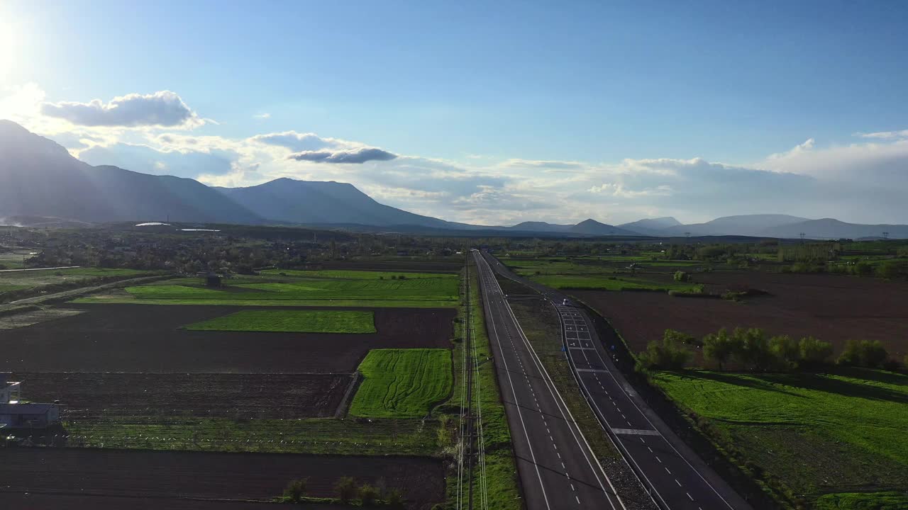 道路被农田包围的鸟瞰图视频素材