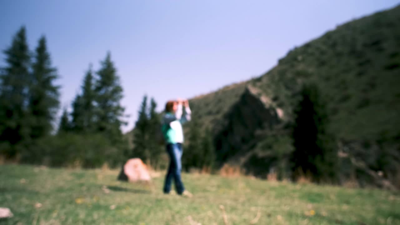 女登山客正在看风景视频素材