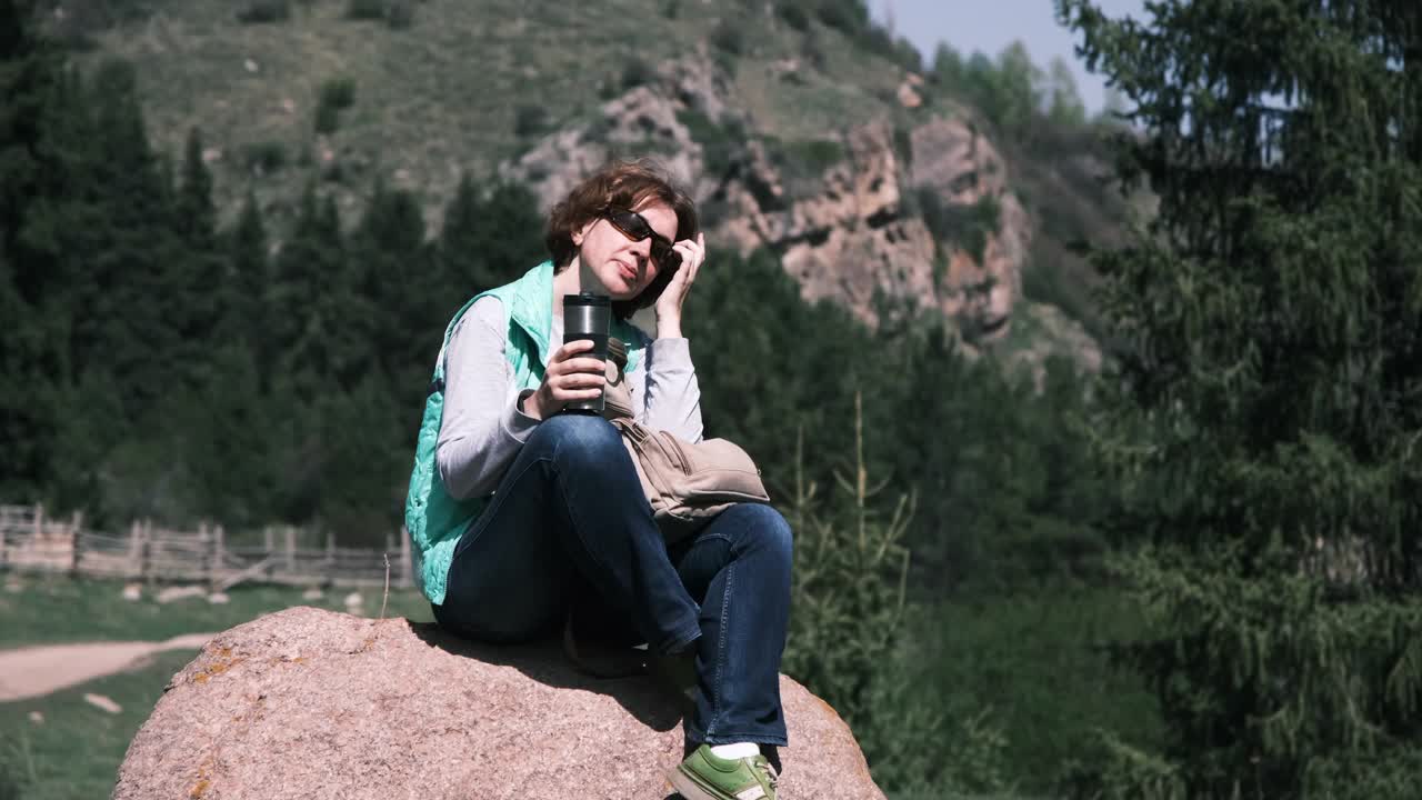 女登山运动员正在石头上休息视频素材