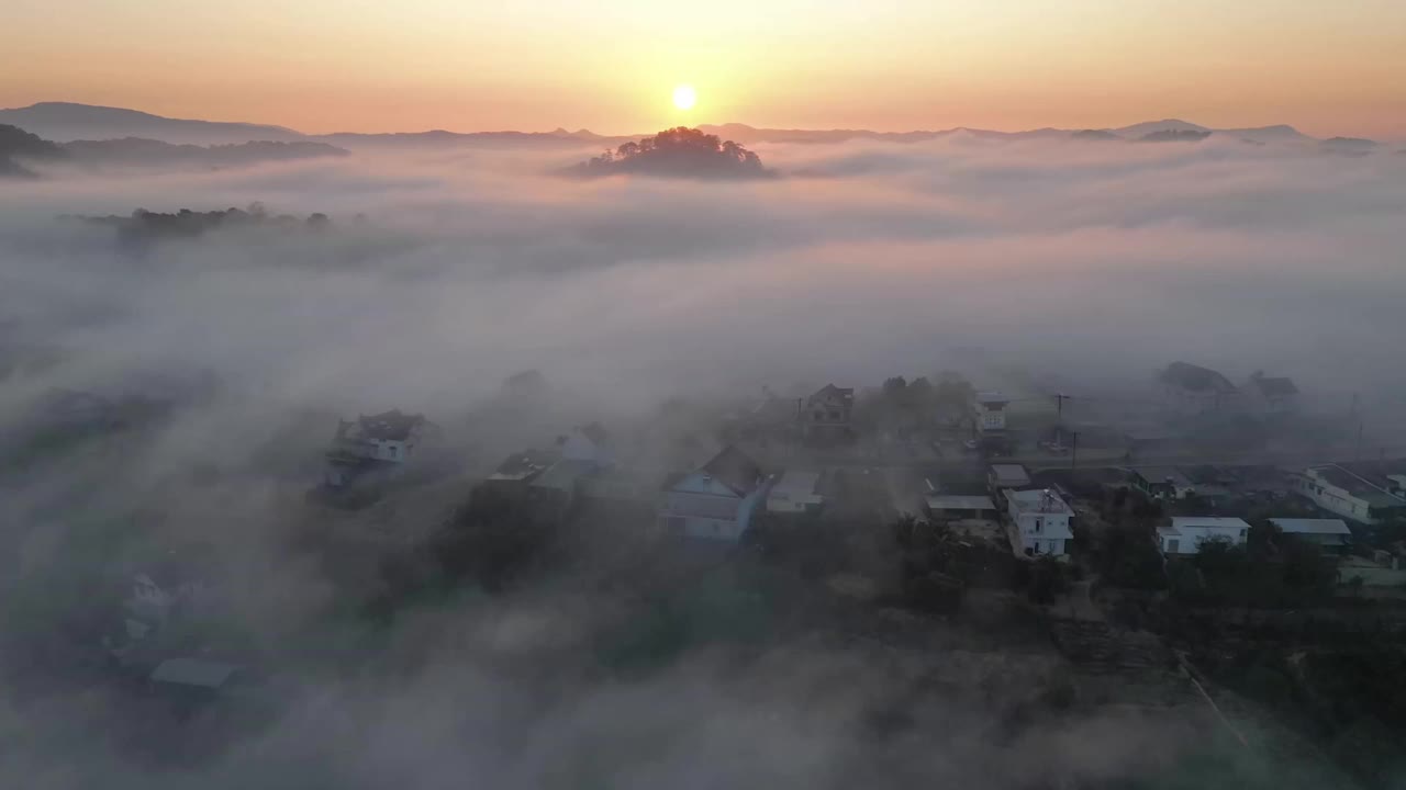 雾蒙蒙的黎明，越南中部高地的村庄视频素材