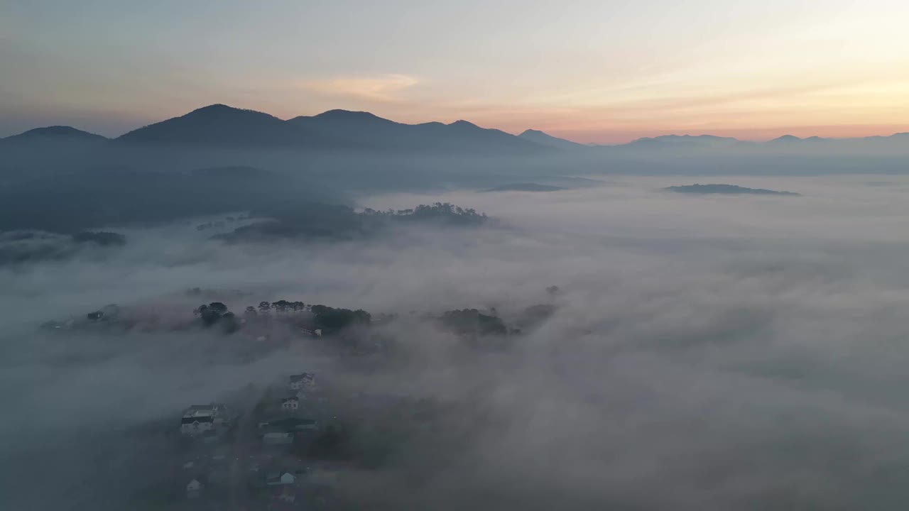 雾蒙蒙的黎明，越南中部高地的村庄视频素材