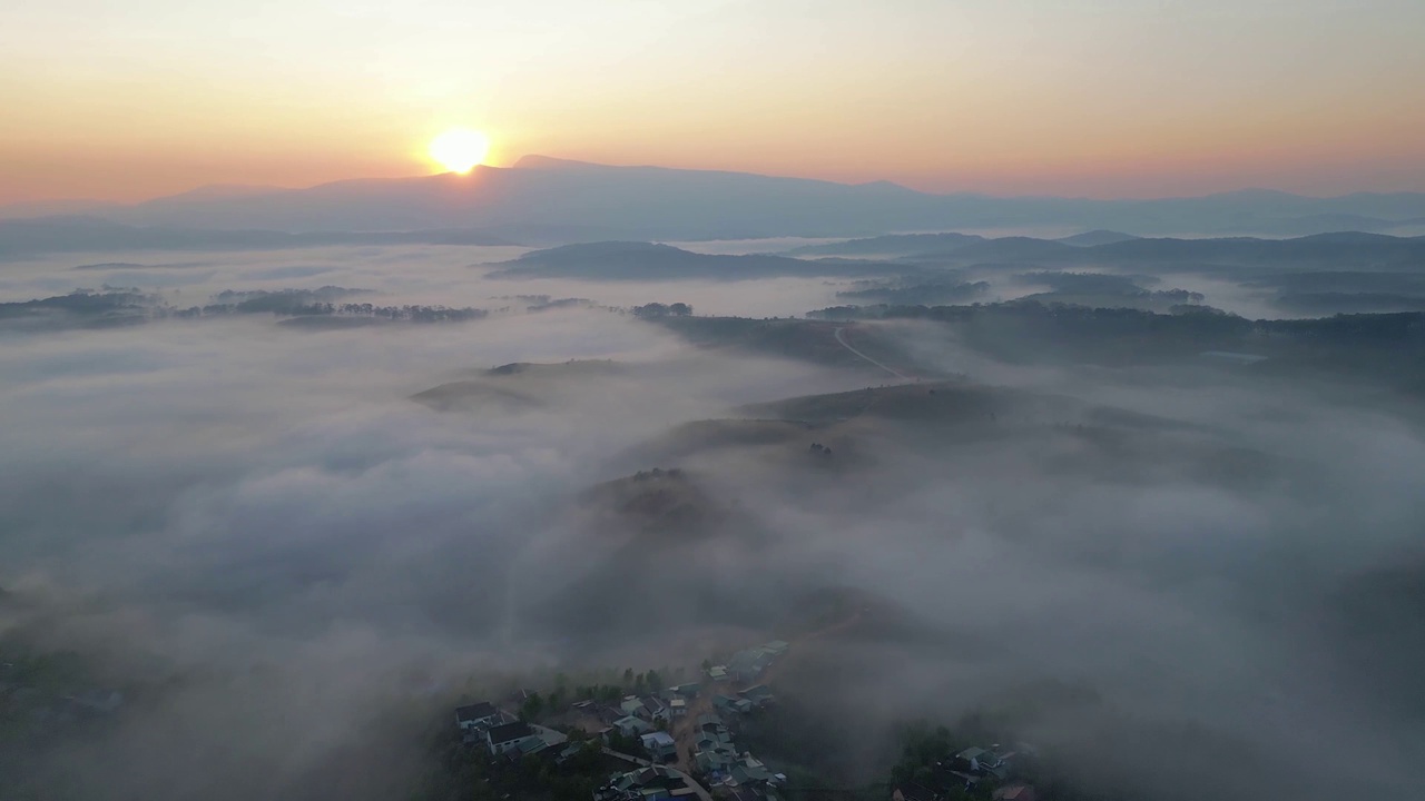 雾蒙蒙的黎明，越南中部高地的村庄视频素材