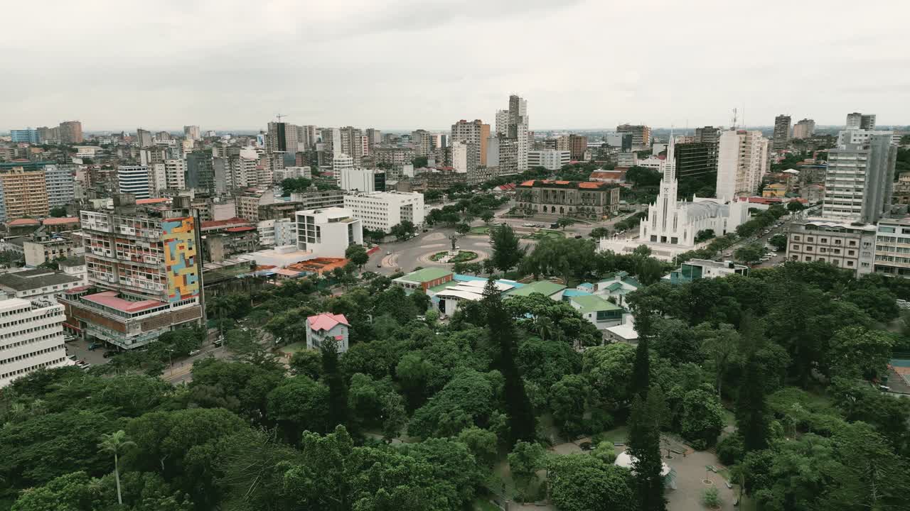 萨莫拉·马谢尔雕像的航拍图像，位于普拉普拉达中心Independência在马普托，莫桑比克视频素材